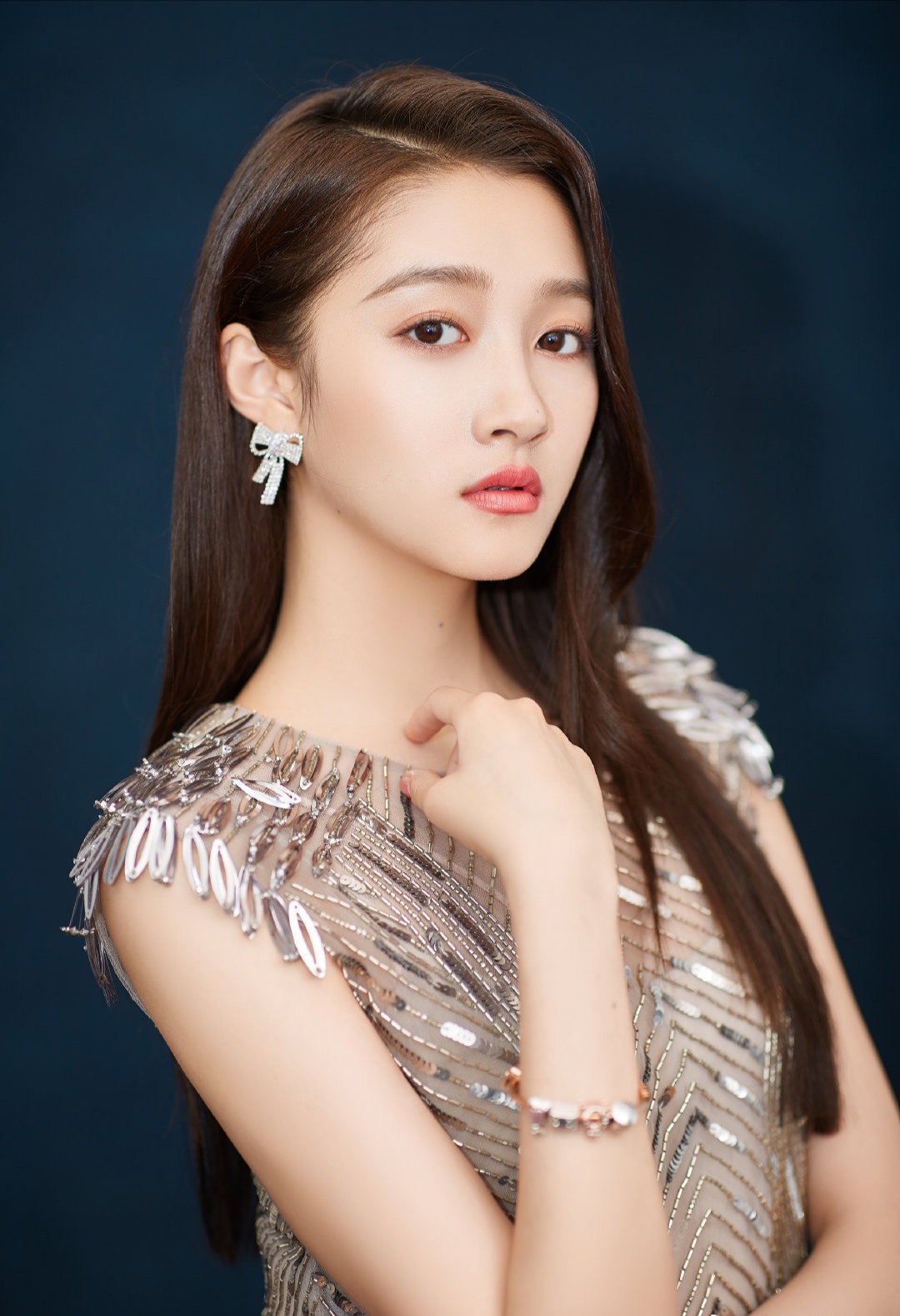 关晓彤改走女神路线,v领配蓬蓬裙摆美得不敢认,真给鹿晗长脸