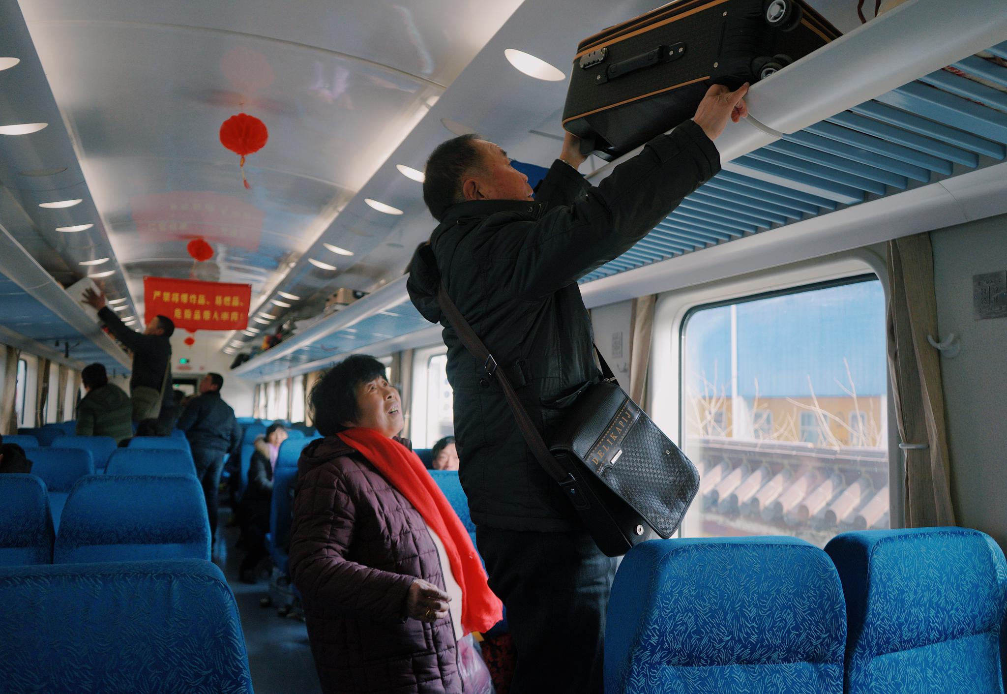 春运首趟临客绿皮火车上的回家故事