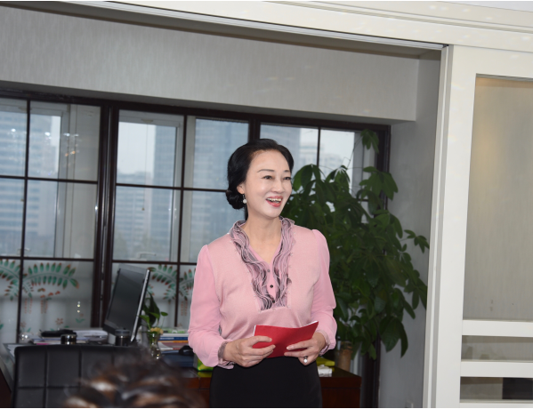 丁然女士主持会上大家纷纷表示,一定跟随专家老师认真学习播音配音