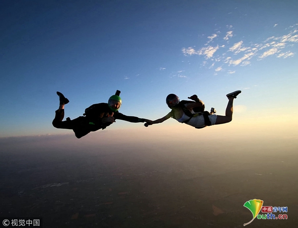 情侣举办高空跳伞婚礼 亲朋好友热气球中同见证