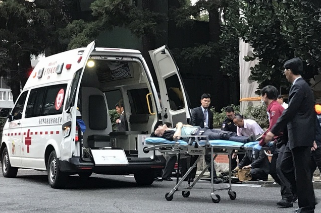 台“外交部”摄影师晕倒后被送医（图片来源：台媒）