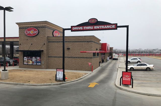 带有drive-thru功能的加油站,车主不用下车就能购物● 还有的加油站