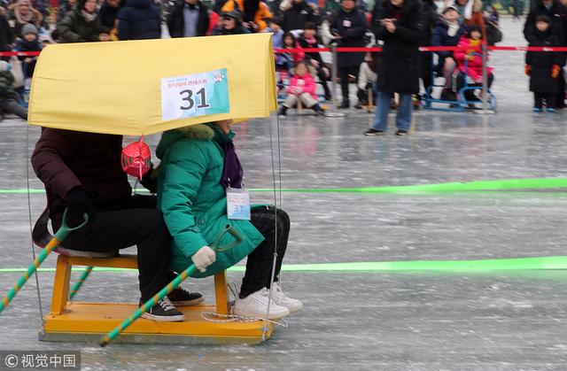 韩国华川鳟鱼节火热举行 民众自制爆笑溜冰车