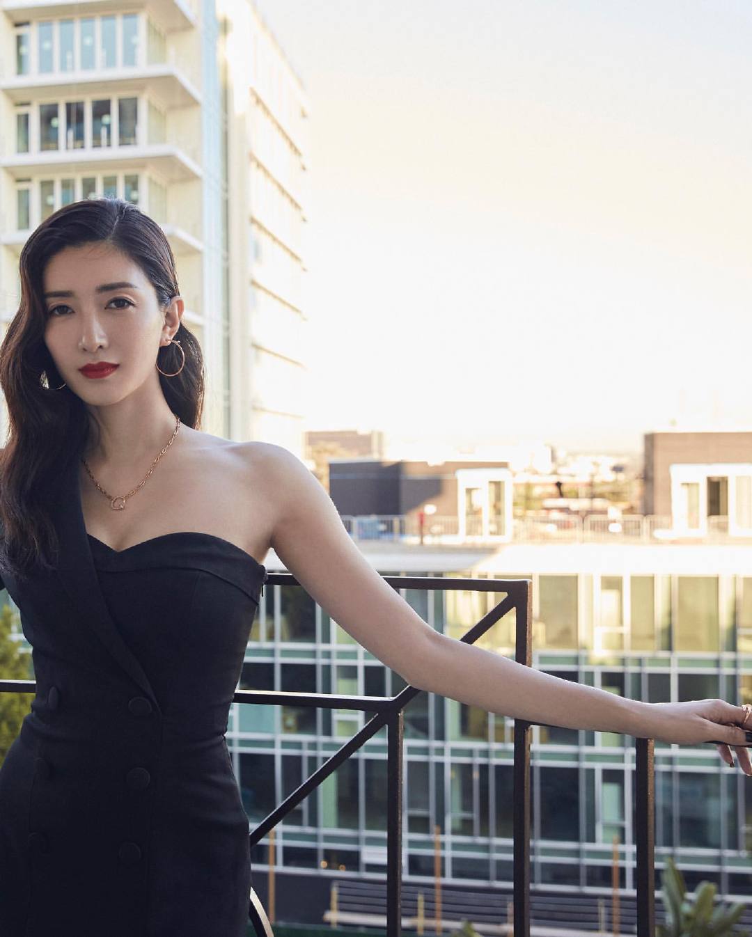 江疏影获中美电视节最佳女主角,斜肩礼服高雅抢镜,气质优雅有品