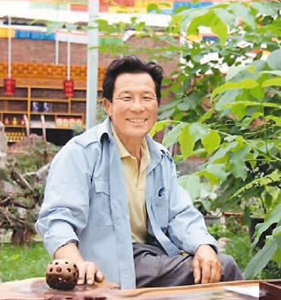 图为伍世文在察看香芋的长势  涂克星摄图为王晓云在采摘西红柿  本报