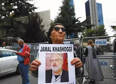  ▲当地时间10月9日，土耳其伊斯坦布尔，一名活动家拿着失踪沙特记者Jamal Khashoggi的照片在沙特驻伊斯坦布尔领事馆外抗议。 图/新京报网
