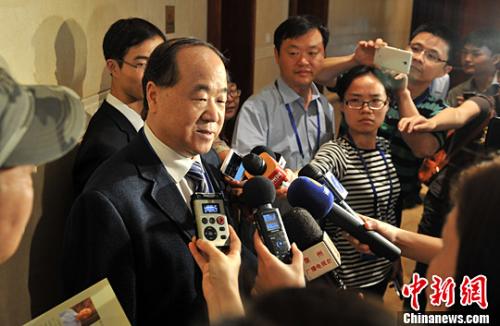 诺贝尔文学奖莫言 资料图:莫言接受记者采访。中新社记者 吕明 摄