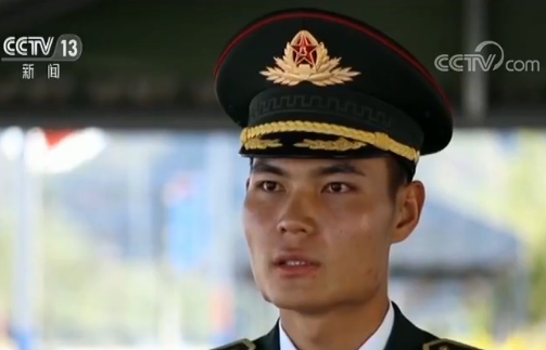 仪仗方队党旗擎旗手 郭凤通:今年是三面旗帜,党旗,国旗和军旗.