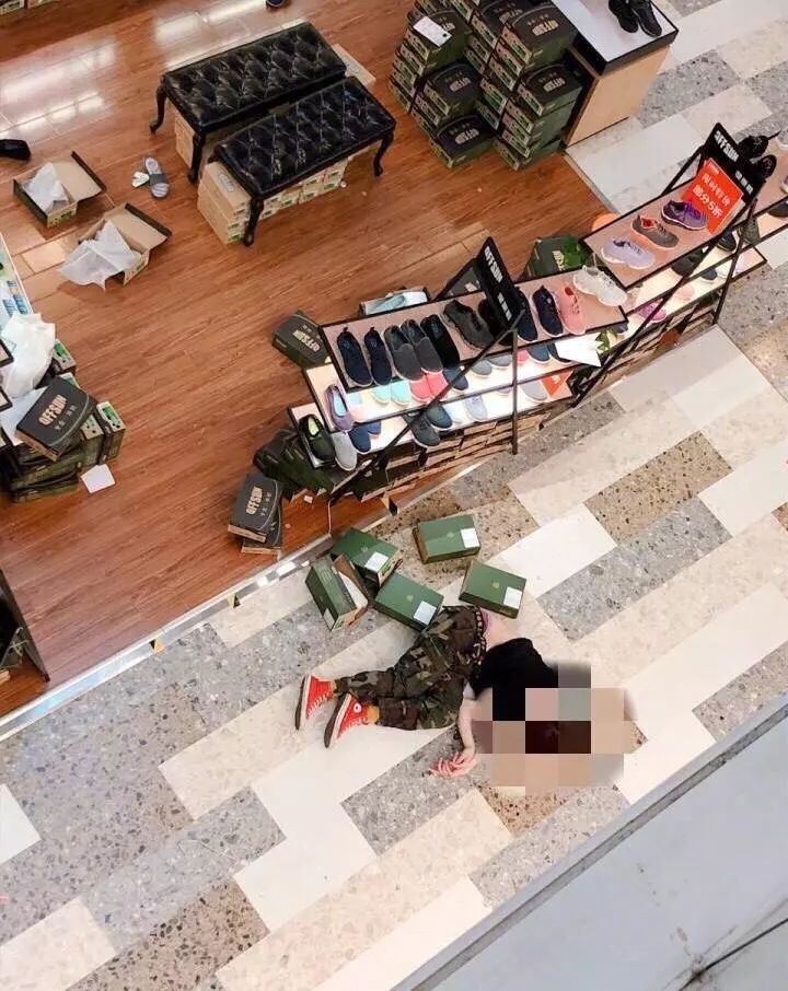 北京通州万达广场一年轻男子坠楼身亡