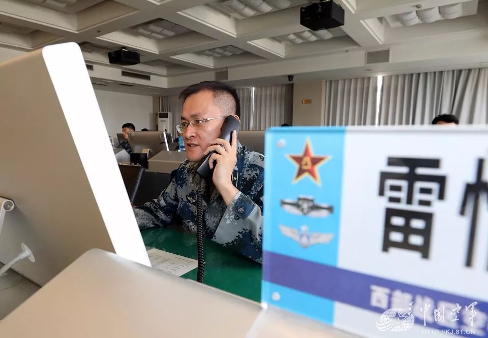 川航成功备降的背后:空军十多架战机紧急避让