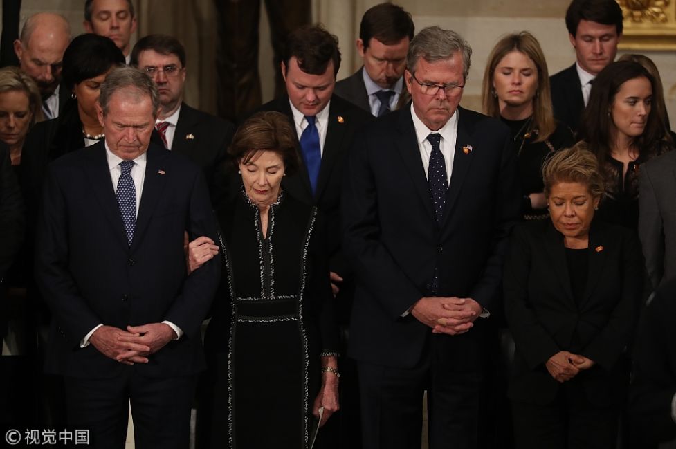 特朗普夫妇抵达国会 向美国前总统老布什致敬