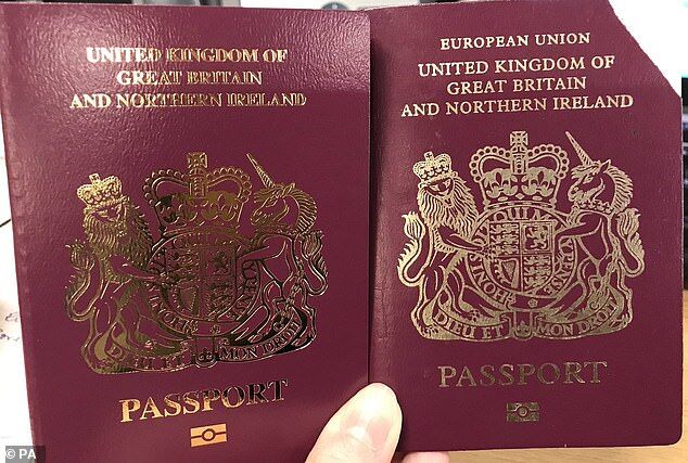  3月30日起新发行的英国护照（左）已经没有原护照最上方的“欧盟（EUROPEAN UNION）”字样