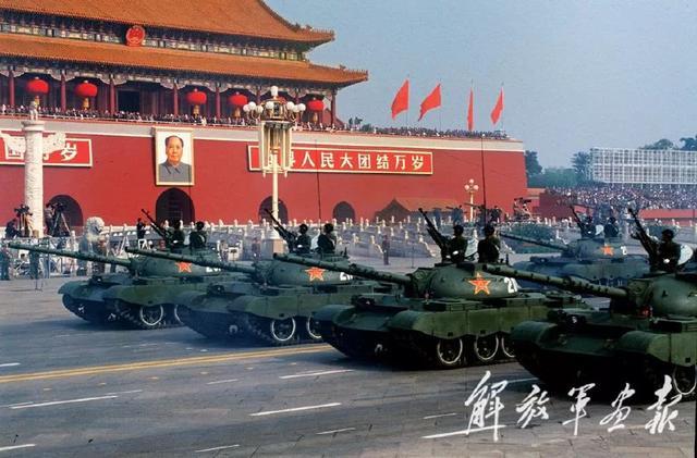 1984年阅兵,我国自行研制的新型坦克方队