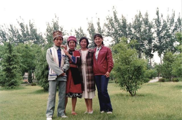 顾城,那个诗意的巨婴|激流岛_新浪新闻