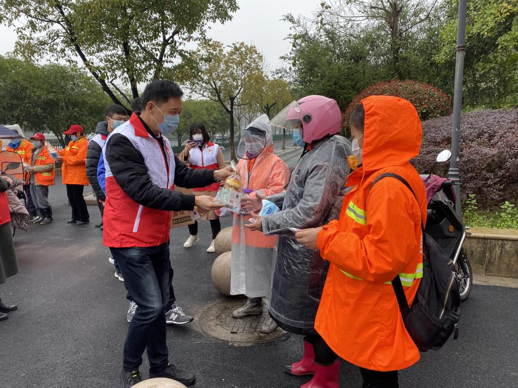 信州区北门街道滨江社区向马路天使送口罩