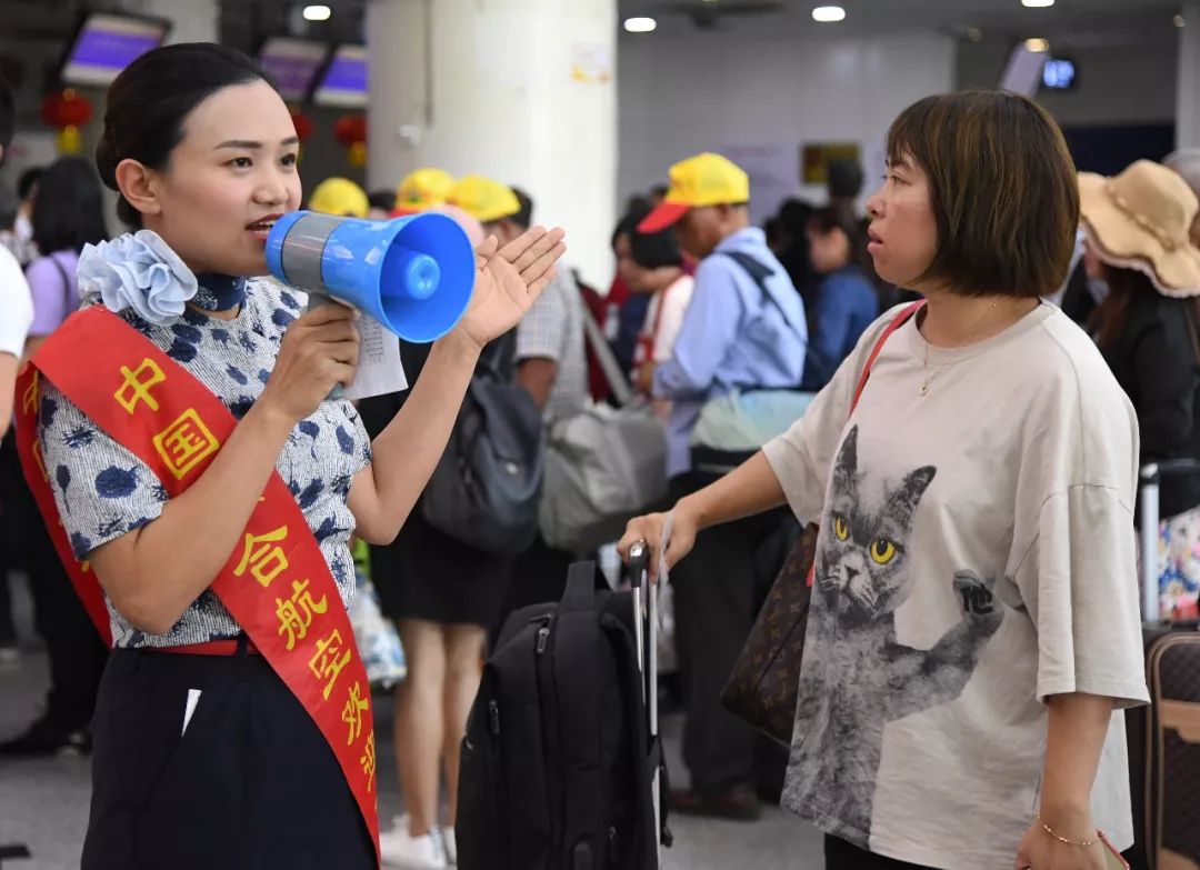 南苑机场航班查询 9月25日,北京南苑机场工作人员在引导旅客。新华社发(任超摄)