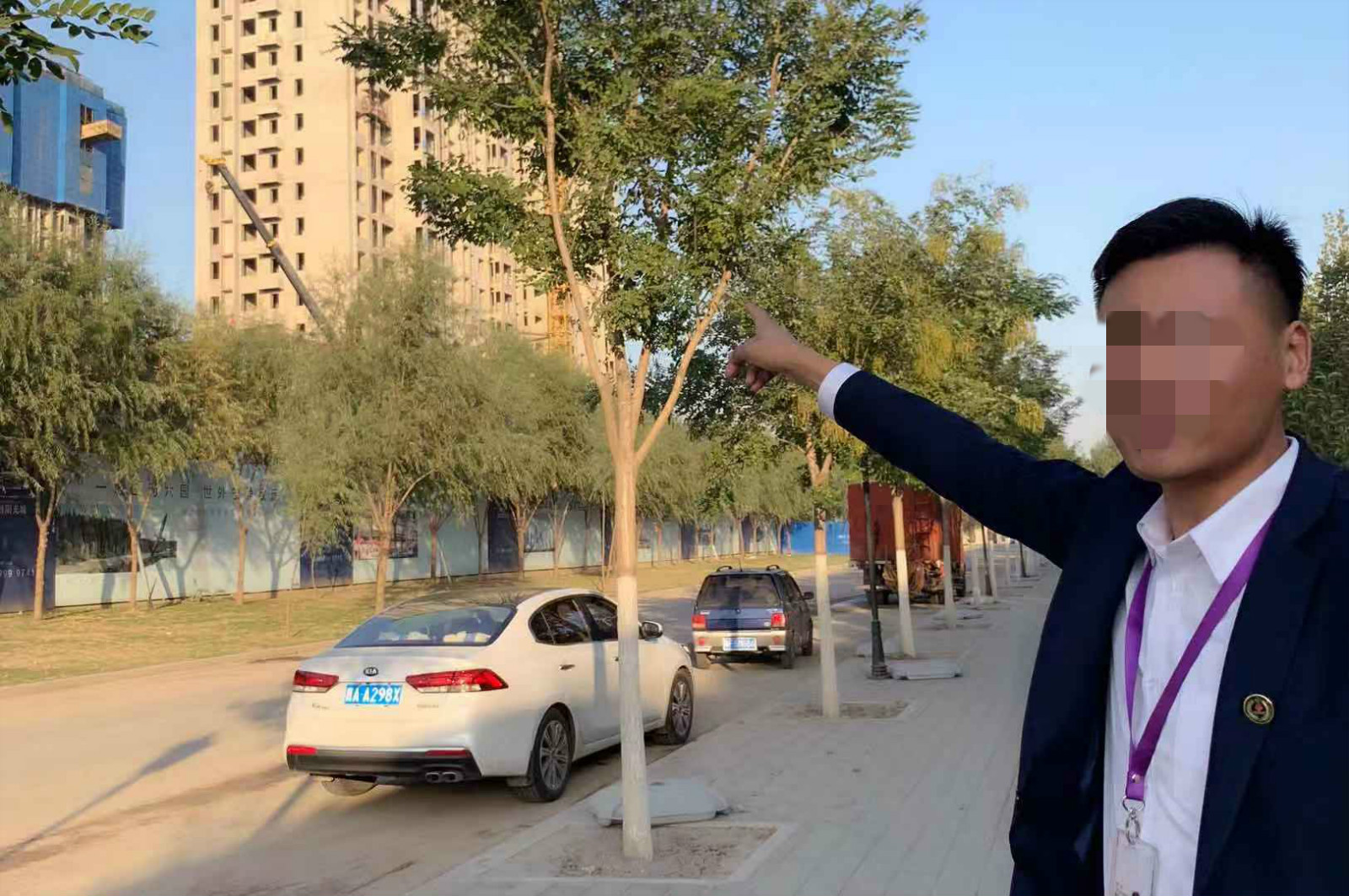 许明朗到工地带客户看房。新京报记者陶若谷 摄