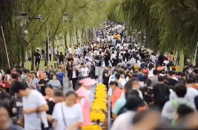 国庆西湖断桥变“人桥”,游客笑称:把wifi信号都挤断了休闲区蓝鸢梦想 - Www.slyday.coM 国庆西湖断桥变“人桥”,游客笑称:把wifi信号都挤断了休闲区蓝鸢梦想 - Www.slyday.coM