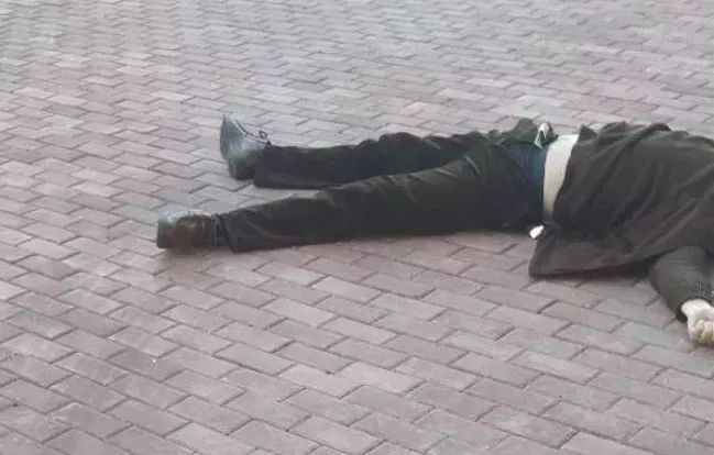 今晨,哈尔滨江畔路步道板上一男子死亡!警方已介入调查