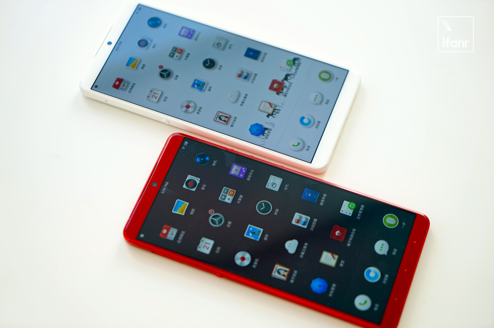 坚果pro2s图赏红的胜火白的似雪