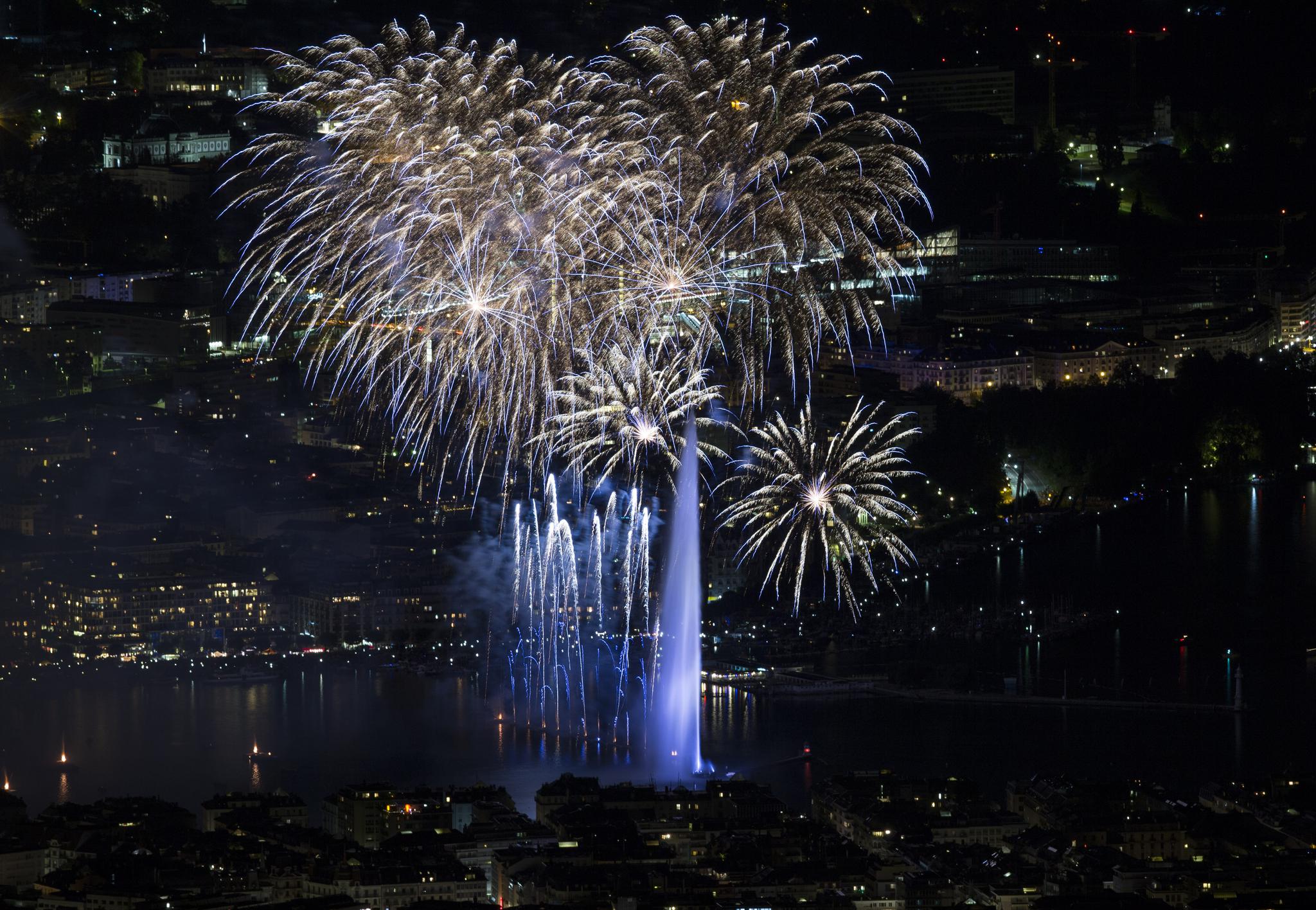 瑞士日内瓦:湖上烟花绚烂