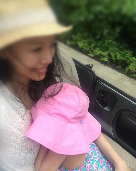 李靓蕾时不时会晒出陪伴大女儿的照片,洋溢着幸福微笑.