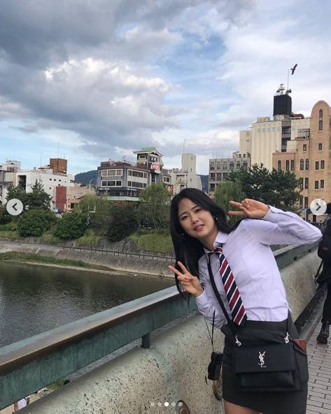 甜美可爱韩国足坛第一美女李玟娥晒学生制服照