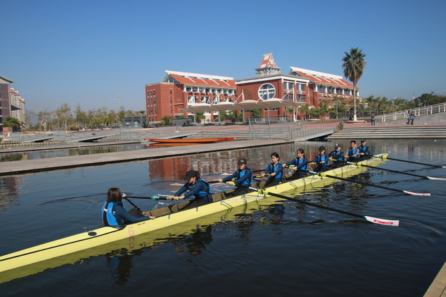 训练期间,队员们乘车前往集美区福建省水上运动中心进行训练.