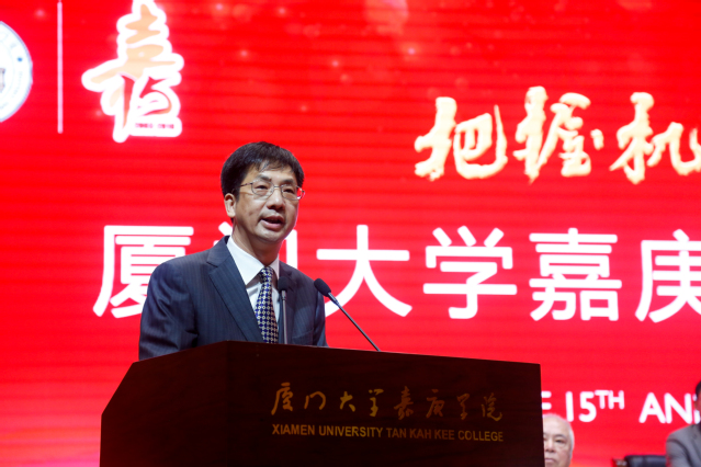 中共龙海市委书记郑隆松在致辞中指出,嘉庚学院是龙海市唯一的一所