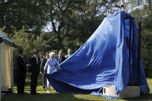 ä¸¹éº¦å¥³çŽ‹çŽ›æ ¼ä¸½ç‰¹äºŒä¸–ä¸ºè¾›å¾·è´æ ¼é›•åƒçš„è½æˆæå¹•。新åŽç¤¾è®°è€…æž—æ™¶æ‘„