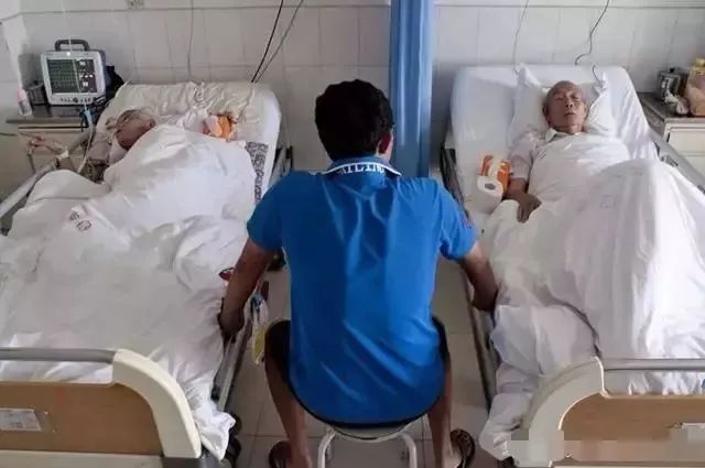 父母重病下的独生子:不敢死不敢穷不敢远嫁,因为他们只有我