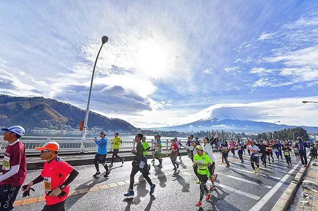 25 富士山马拉松:雪山伴红叶,浪漫环湖跑!