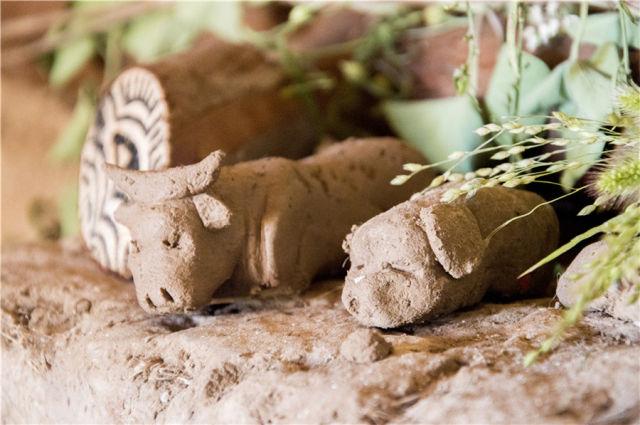 大家对房子倾注了越来越多的感情:有人参照出土彩绘陶罐盖上的巨眼