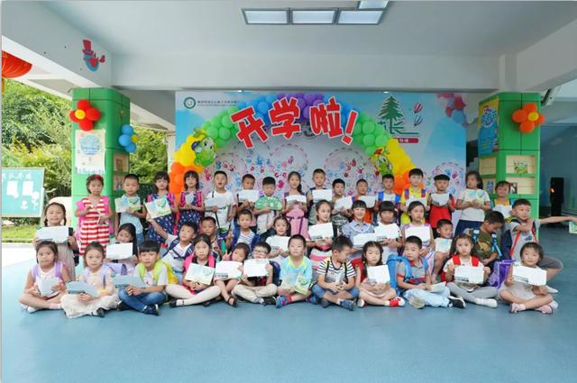 留下小手印纪念一年级的第一天南京龙江小学开学啦