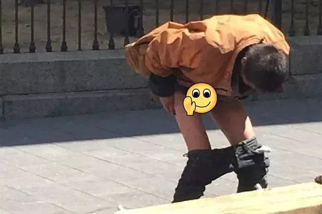 继续在垃圾桶旁,货车后面,墙角里   就地解决   淡定自若的拉屎人