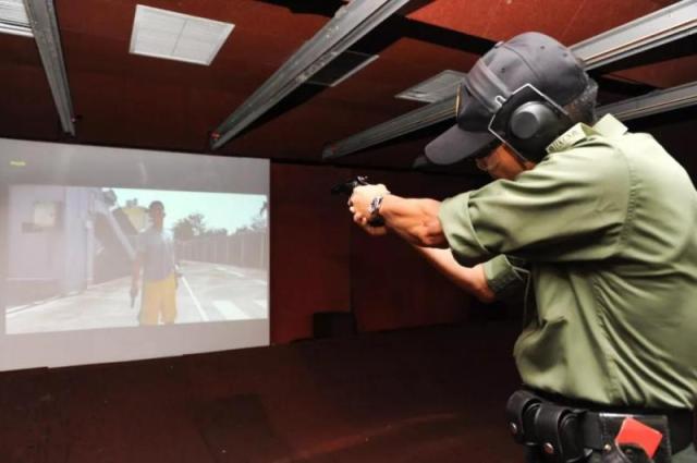 区域应变队队员正接受专业枪械训练（图片来自惩教署官网）