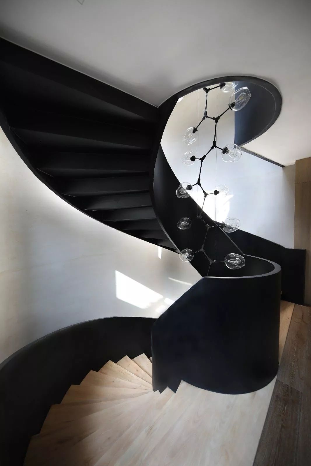 螺旋楼梯与缓坡道并置,有限场景里的自由形态|图书馆|空间|楼梯_新浪