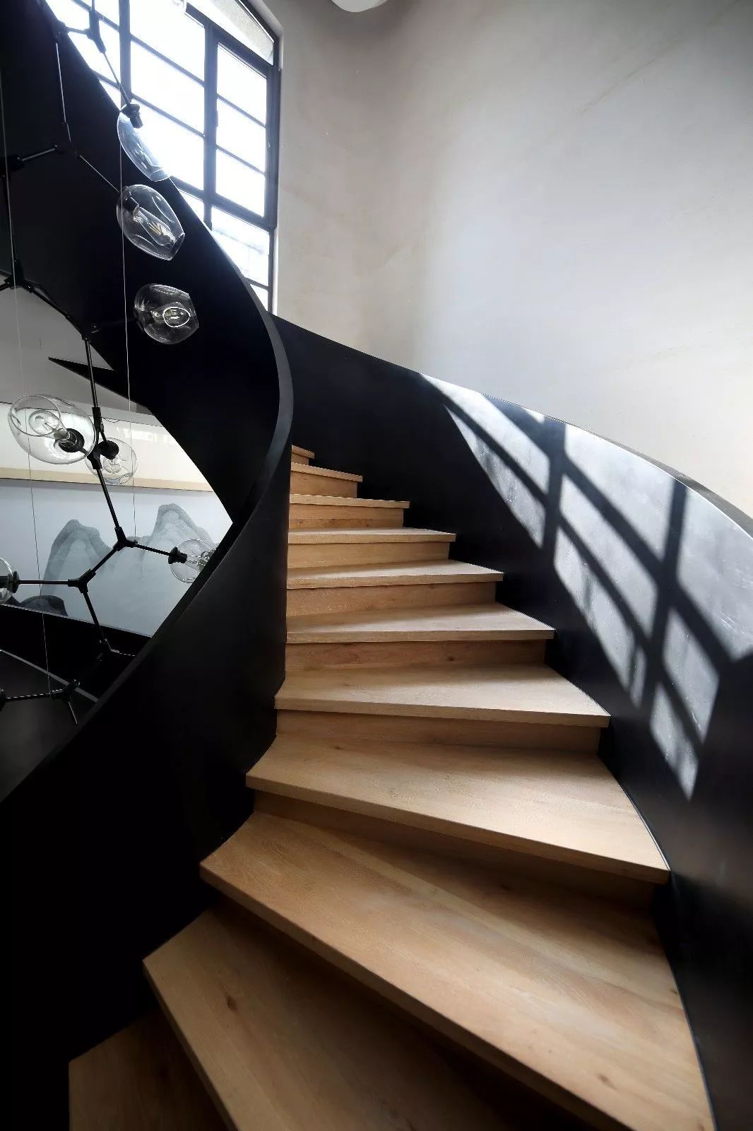 螺旋楼梯与缓坡道并置,有限场景里的自由形态