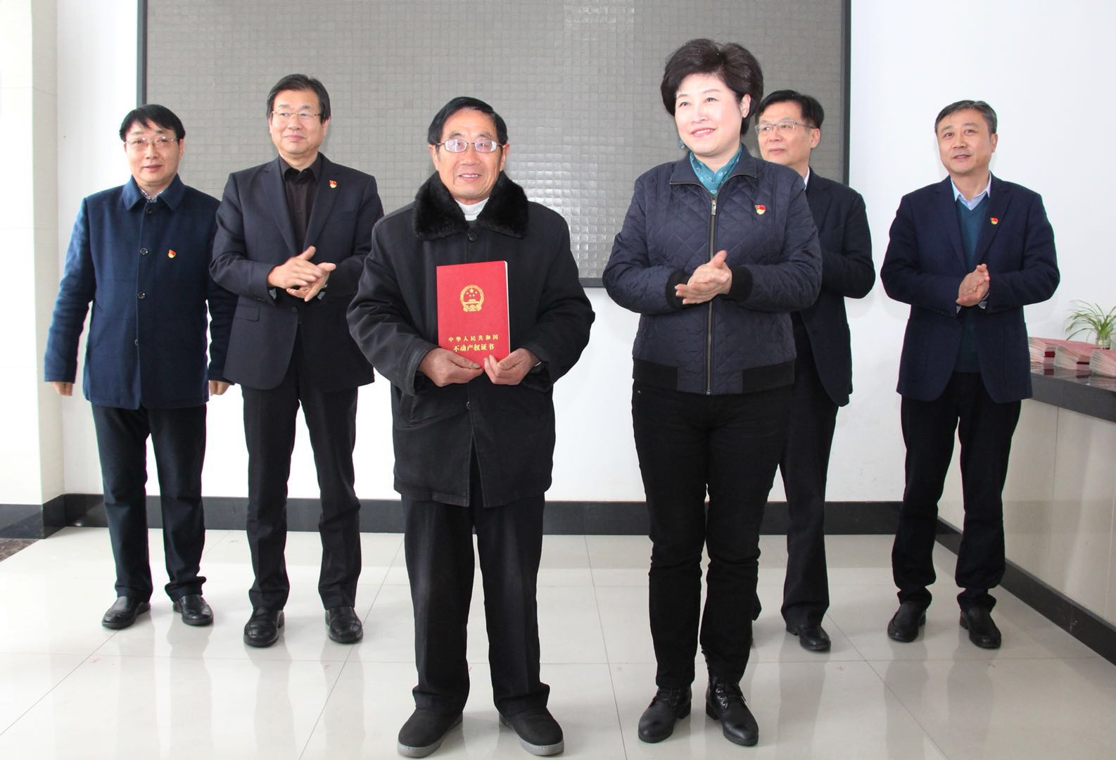 靖江市新桥镇德胜村村民黄万礼从省自然资源厅党组书记孔海燕手中领到
