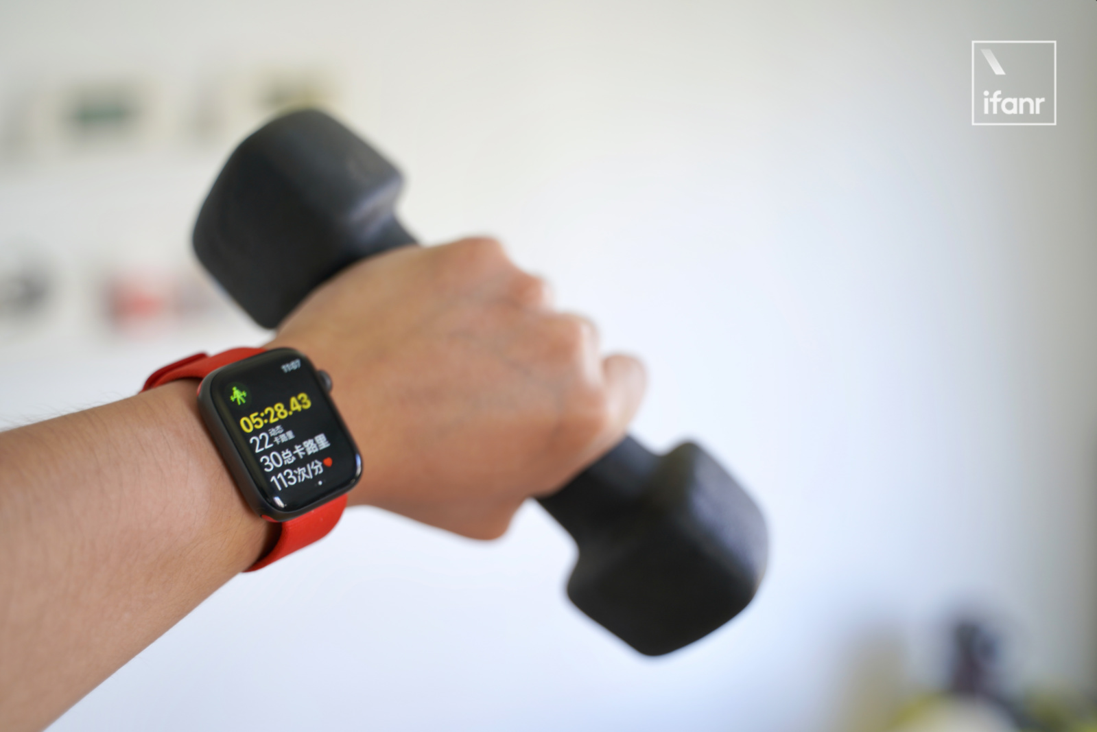 为了实测 Apple Watch 4 这个新功能,他们变着