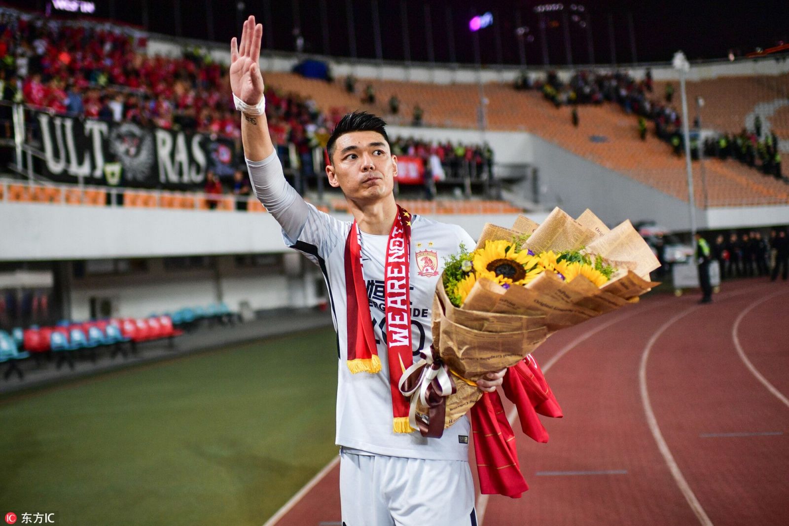 多图流:曾诚获200场纪念球衣,致意老东家建业球迷