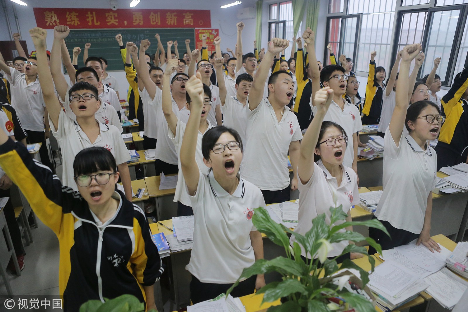 衡水考生备战高考为省时间多人合吃一碗饭