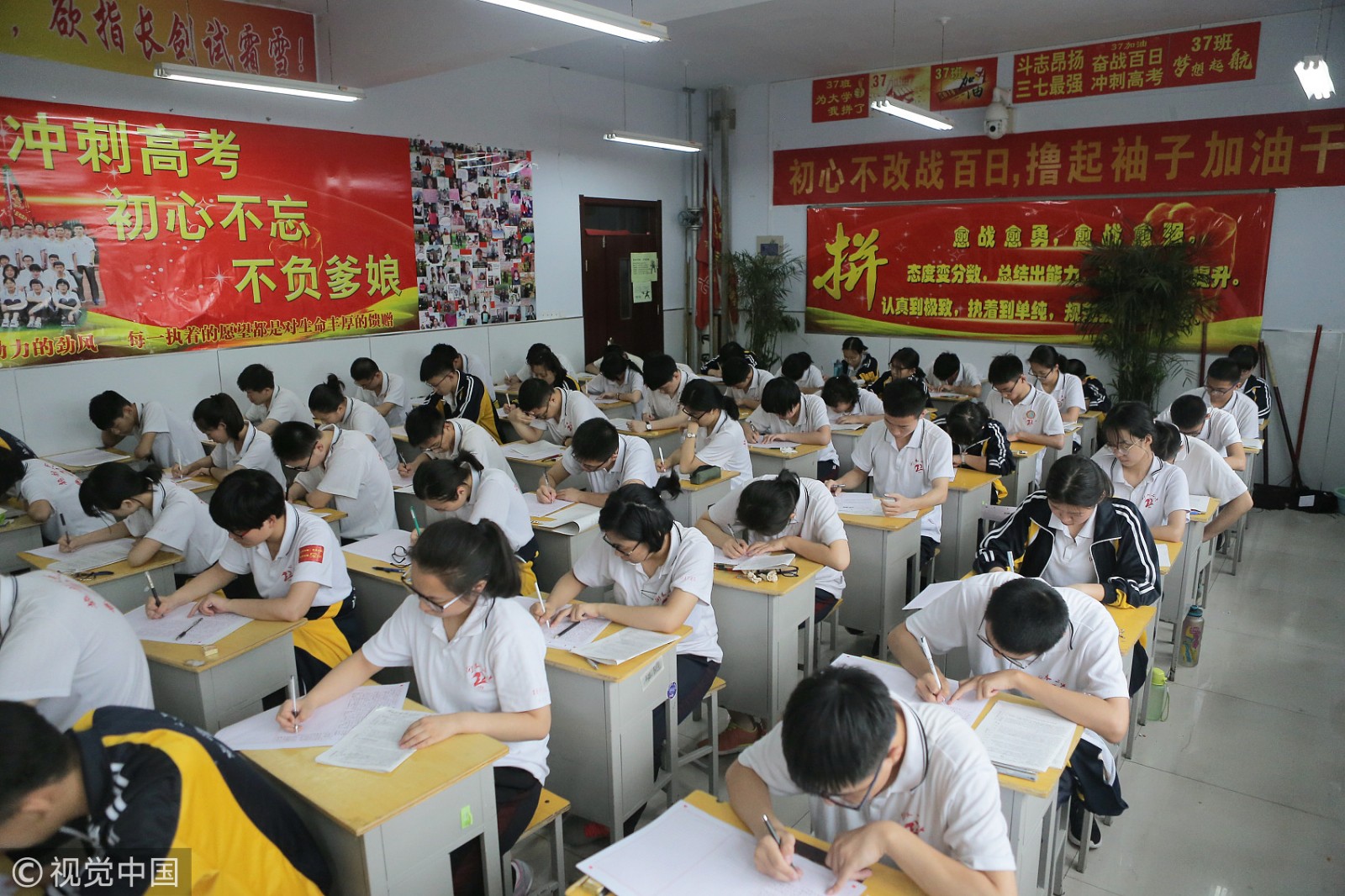 衡水考生备战高考为省时间多人合吃一碗饭