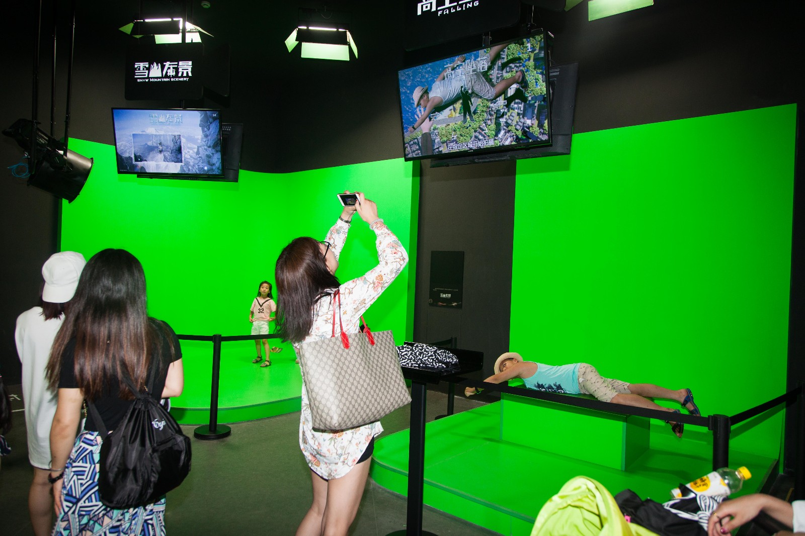 通过绿幕体验一把"高空坠落"的感觉.