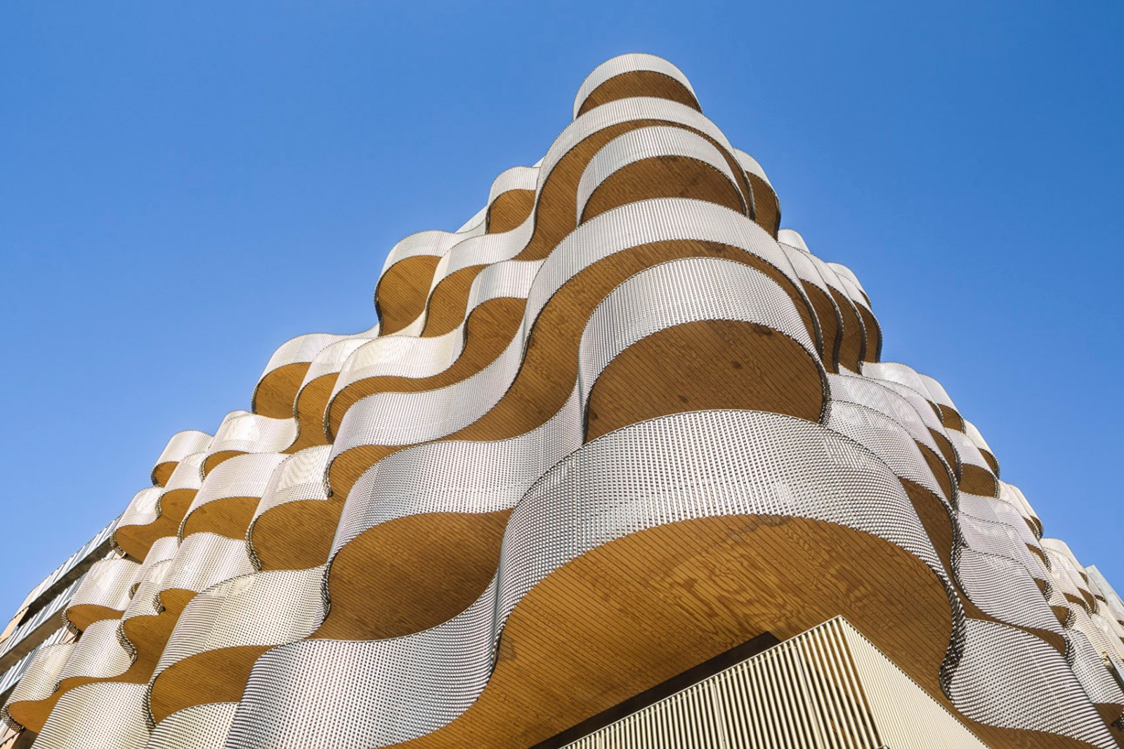 流淌在建筑上的塞纳河极富韵律感的巴黎公寓