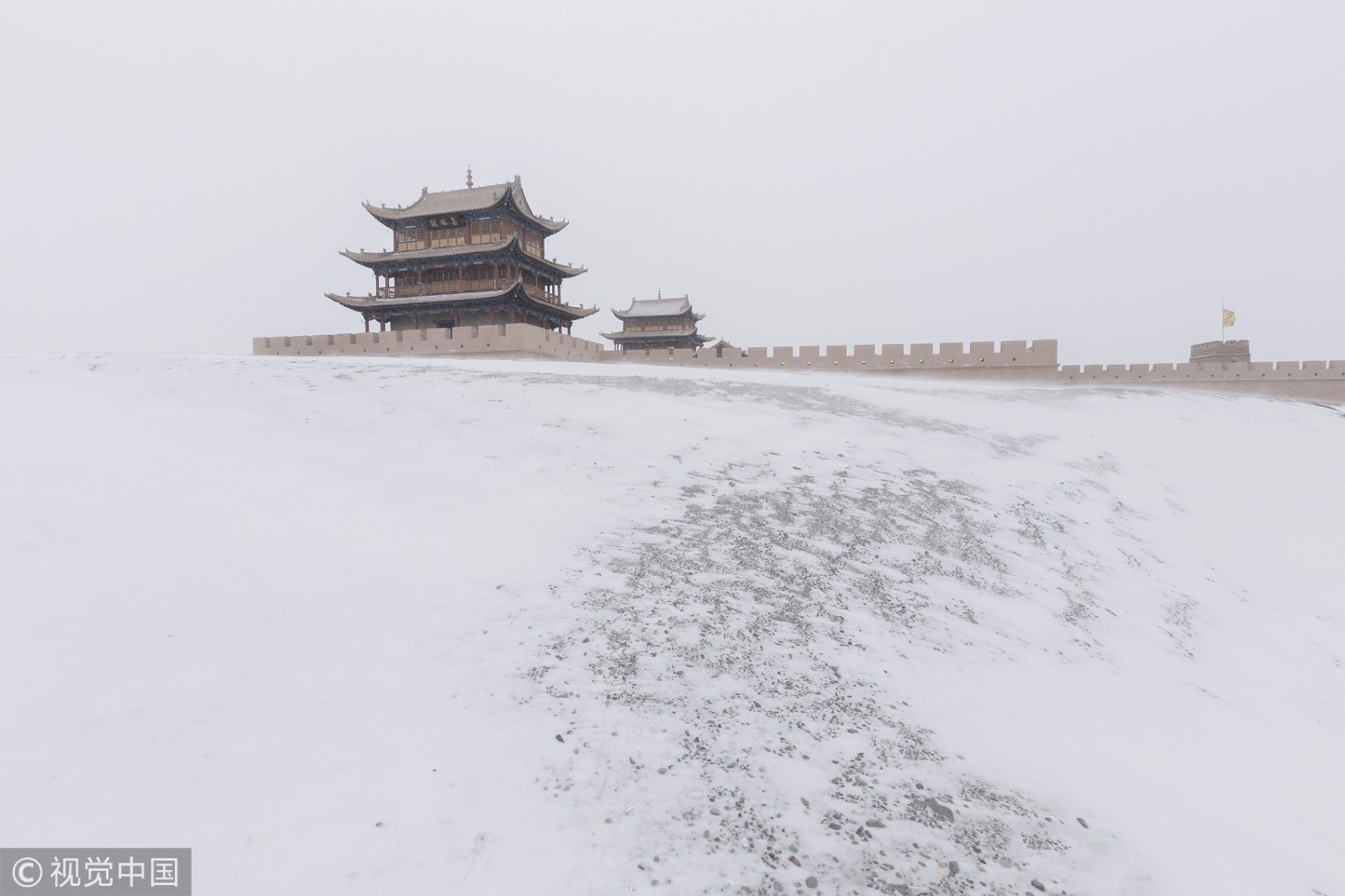 雪后嘉峪关:塞外冬景尽收眼底