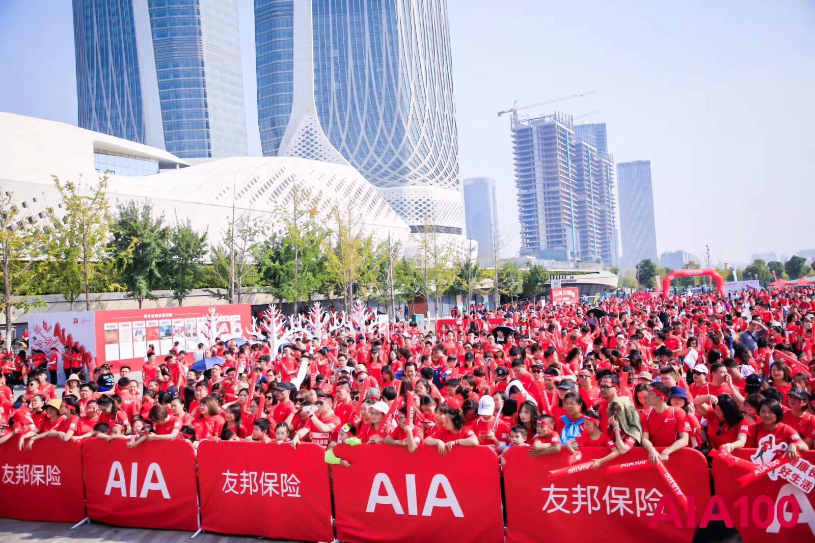 上海,深圳,江苏和广东发起"友邦保险百年华诞100公里跑"活动