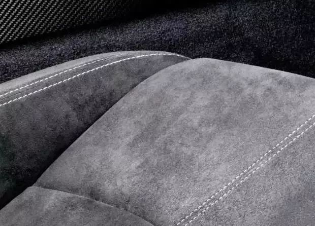 夏天不烫 但是它不好清理,而且看着很low 不过alcantara这种材质 可以