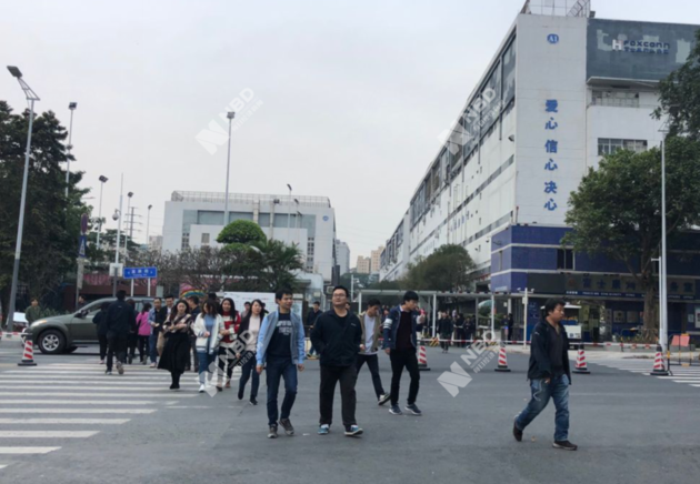 苹果减产冲击波下的富士康厂妹想加班去做华为手机