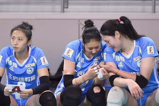 辽宁女排不敌江苏女排,赛后丁霞在张常宁怀里